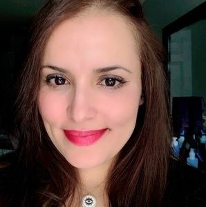 Meet your Posher, Moni